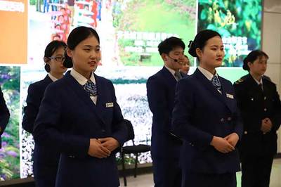 青島地鐵13號線服務禮儀操比武大賽拉開戰幕，專業服裝出租助力服務風采